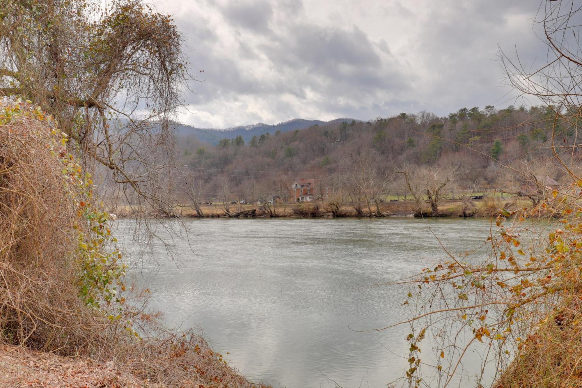 Riverfront Hot Springs Cabin With Private Hot Tub! Exterior foto